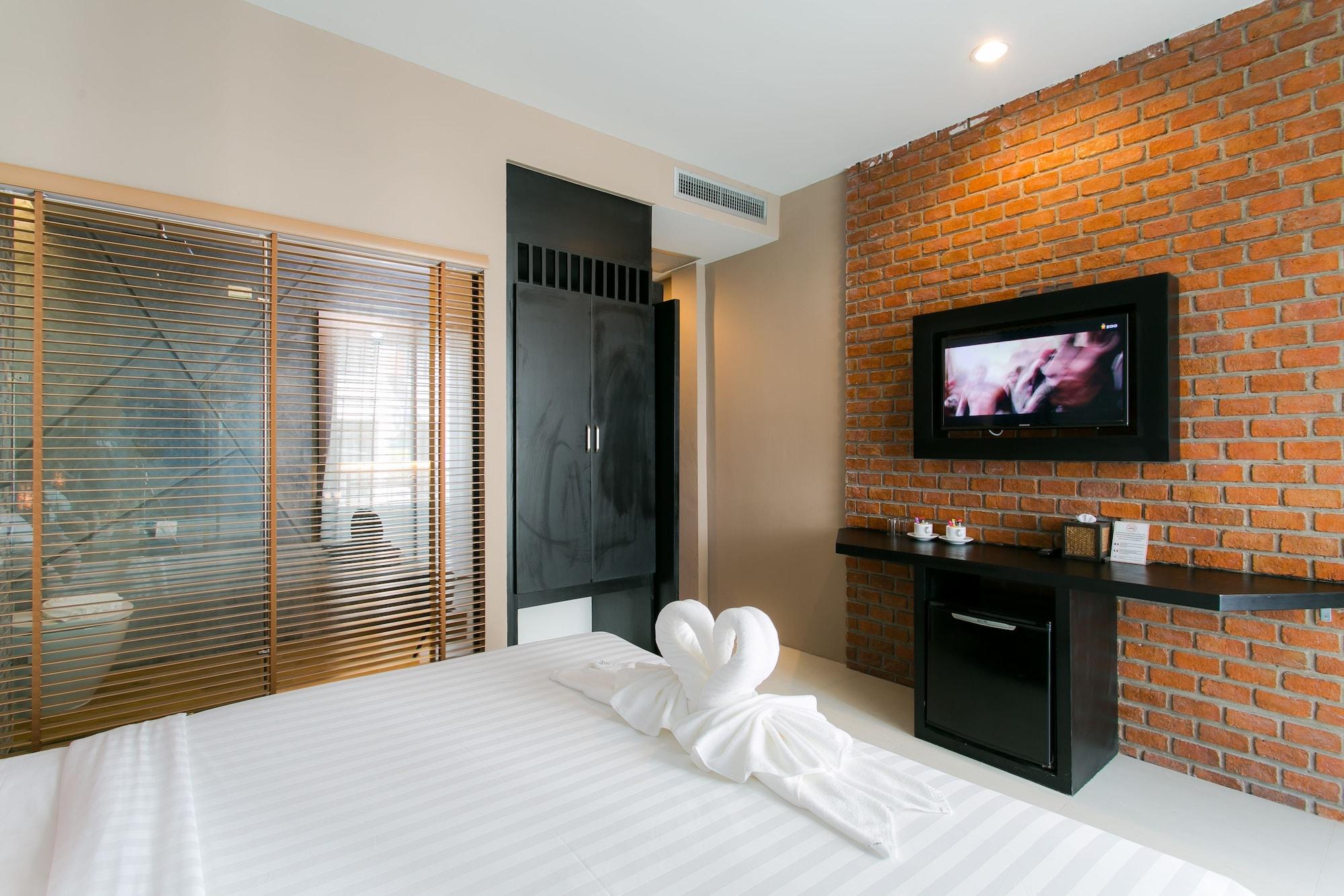 The House Patong Hotel Bagian luar foto