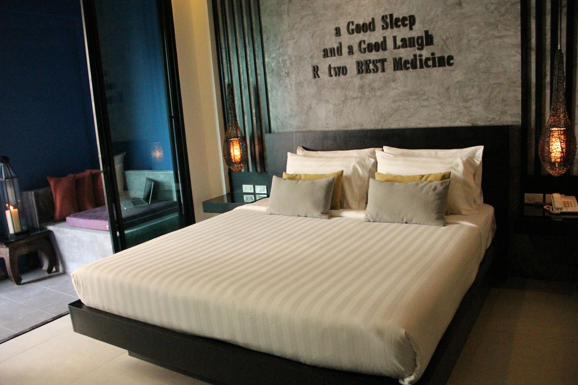 The House Patong Hotel Bagian luar foto