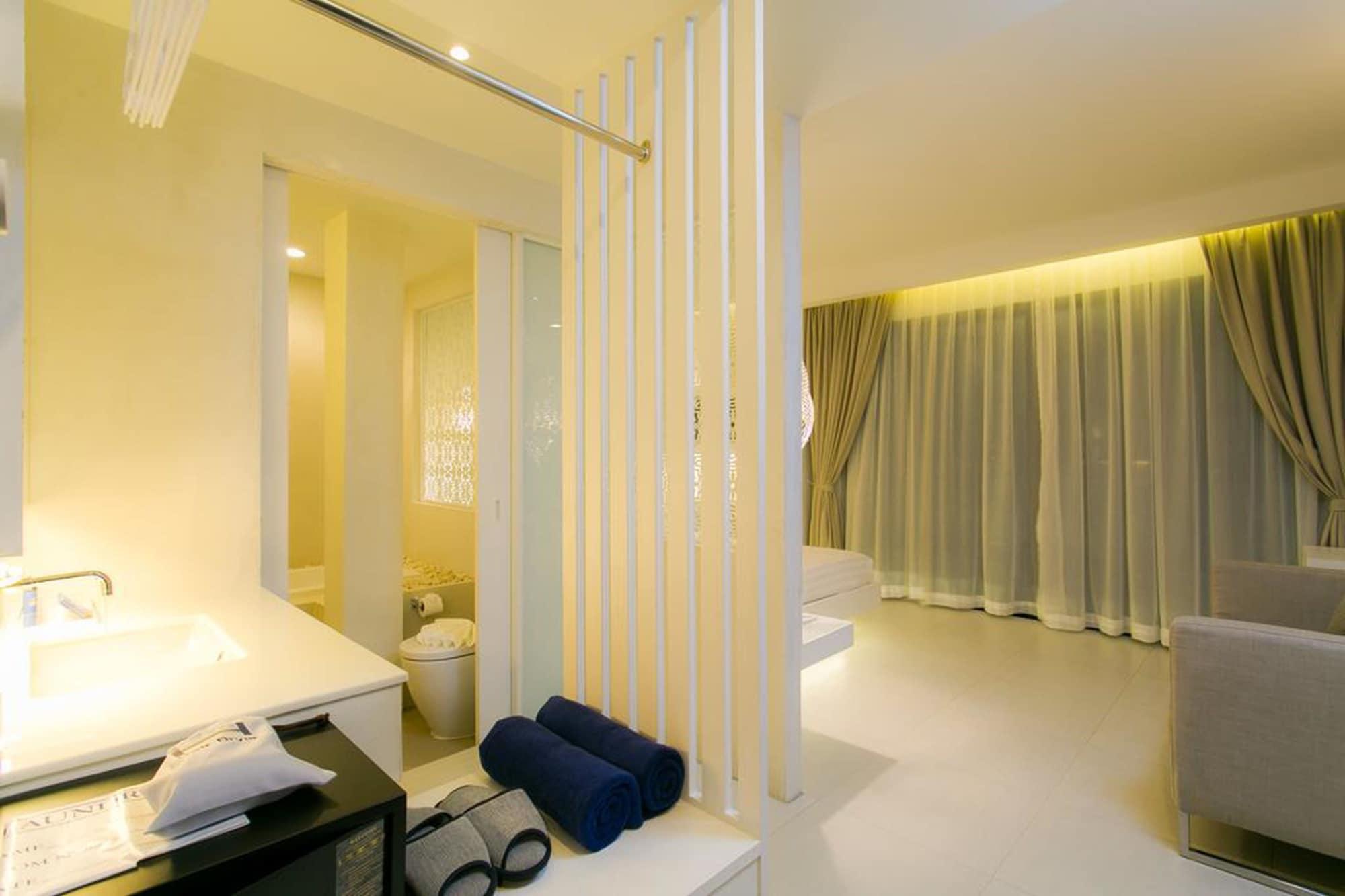 The House Patong Hotel Bagian luar foto
