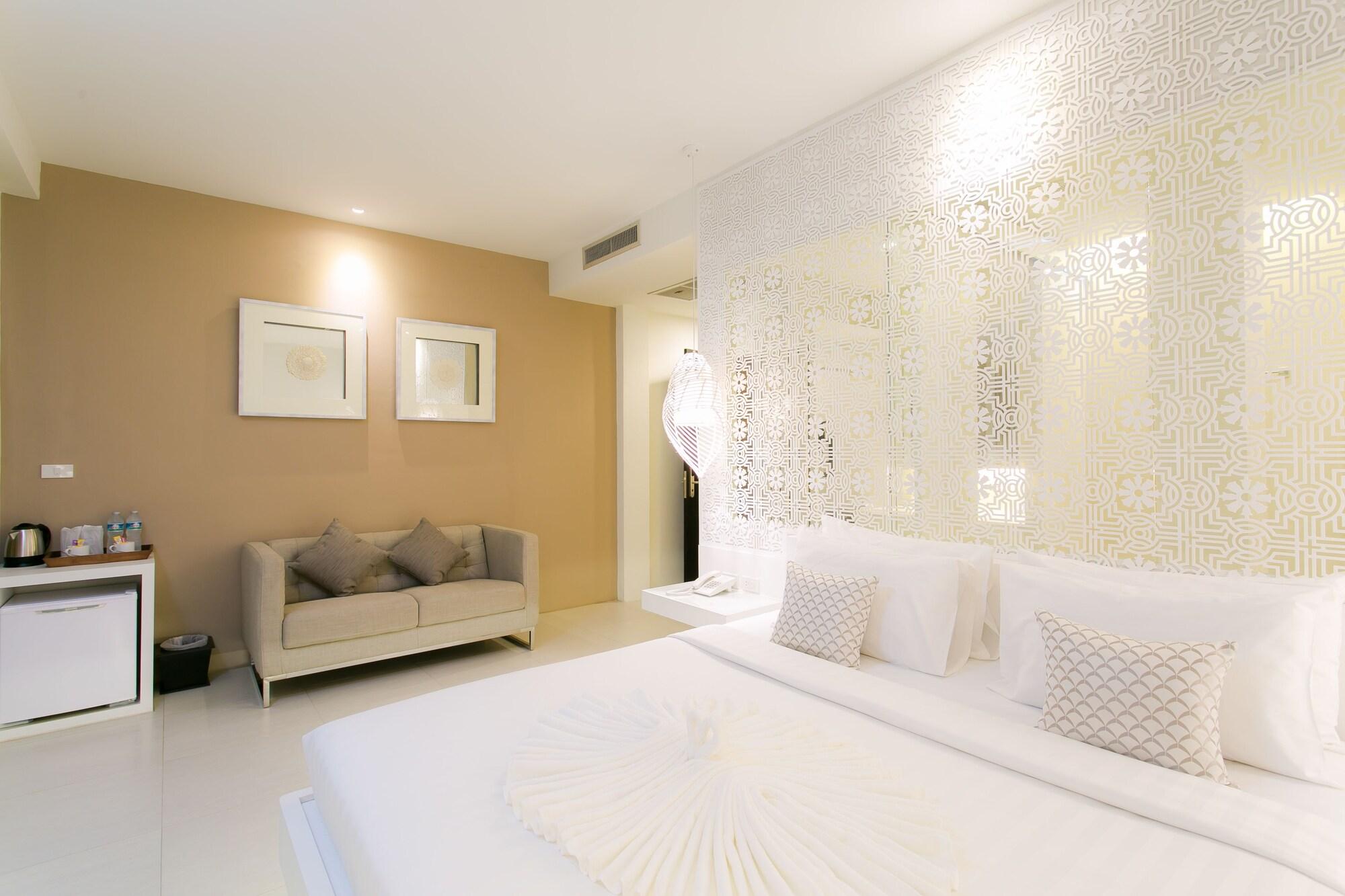 The House Patong Hotel Bagian luar foto