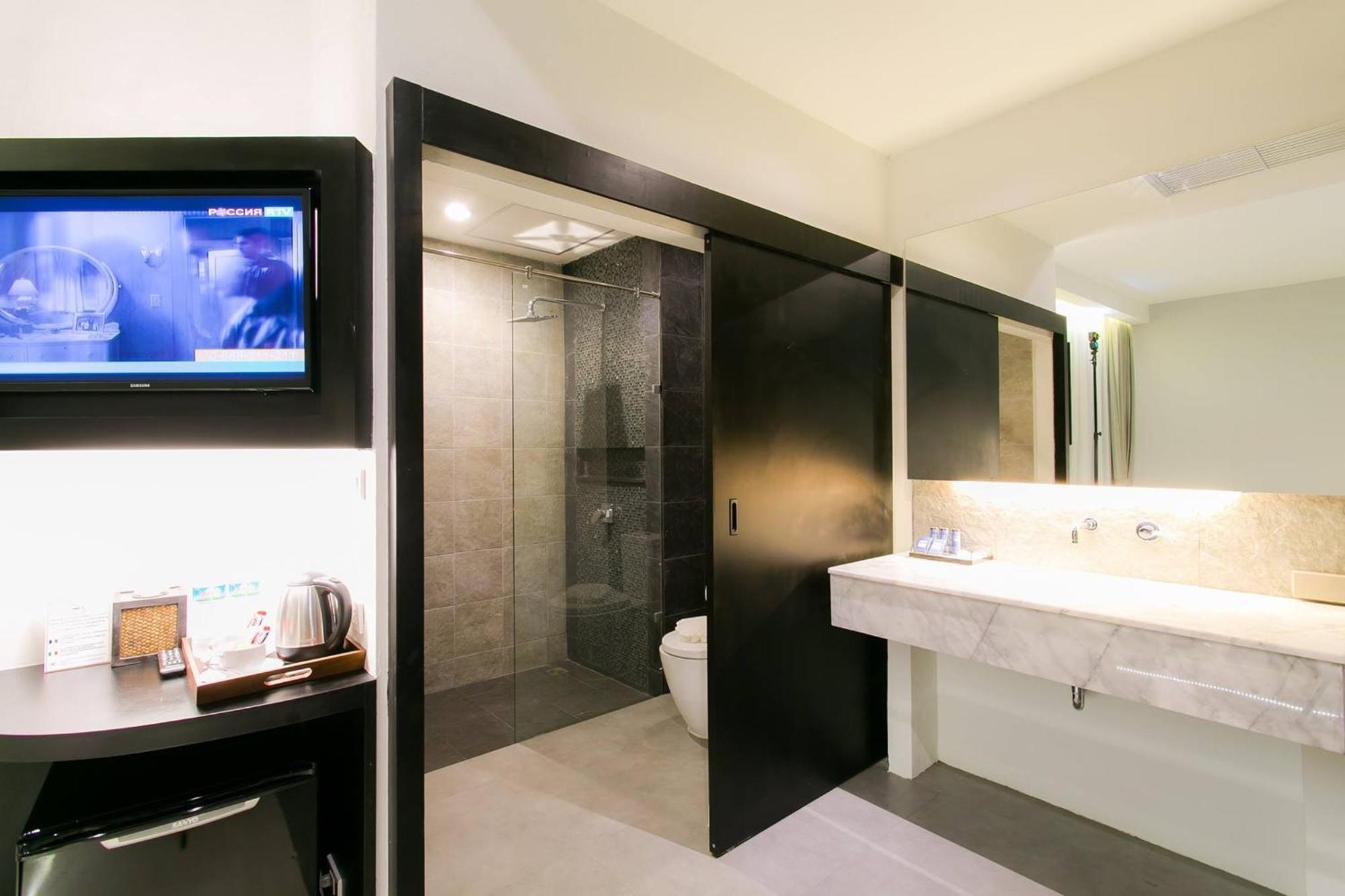 The House Patong Hotel Bagian luar foto