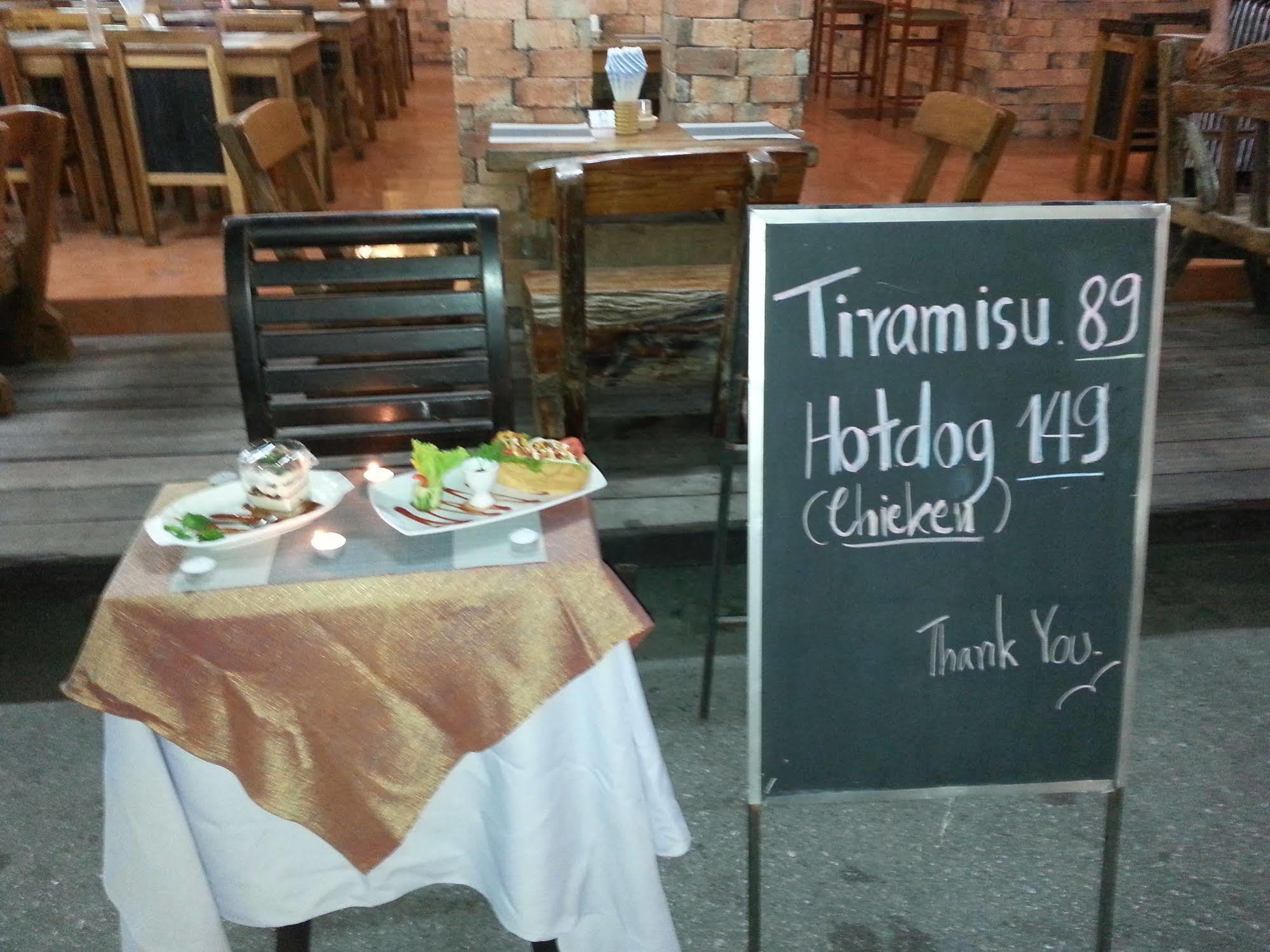 The House Patong Hotel Bagian luar foto