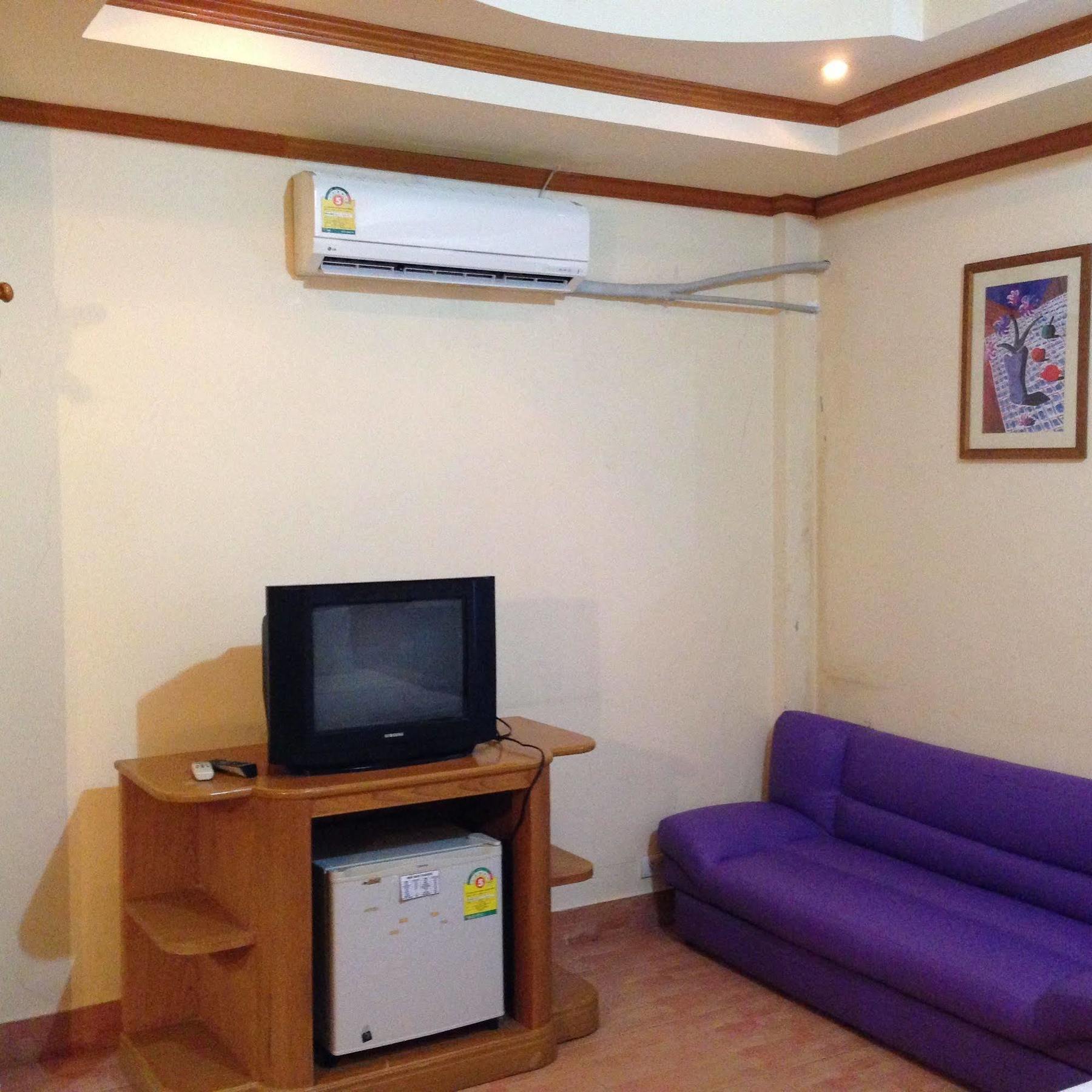 The House Patong Hotel Bagian luar foto