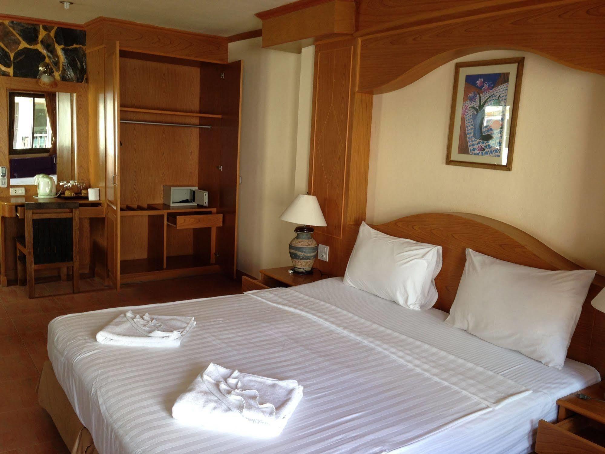 The House Patong Hotel Bagian luar foto
