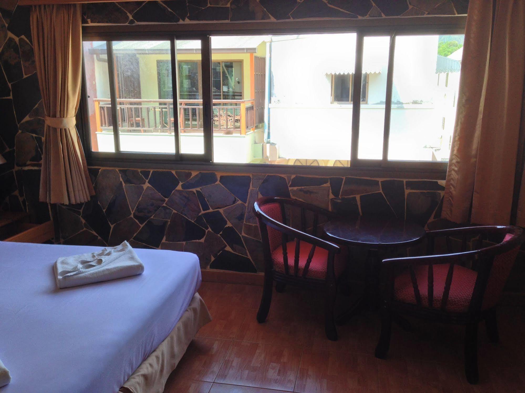 The House Patong Hotel Bagian luar foto
