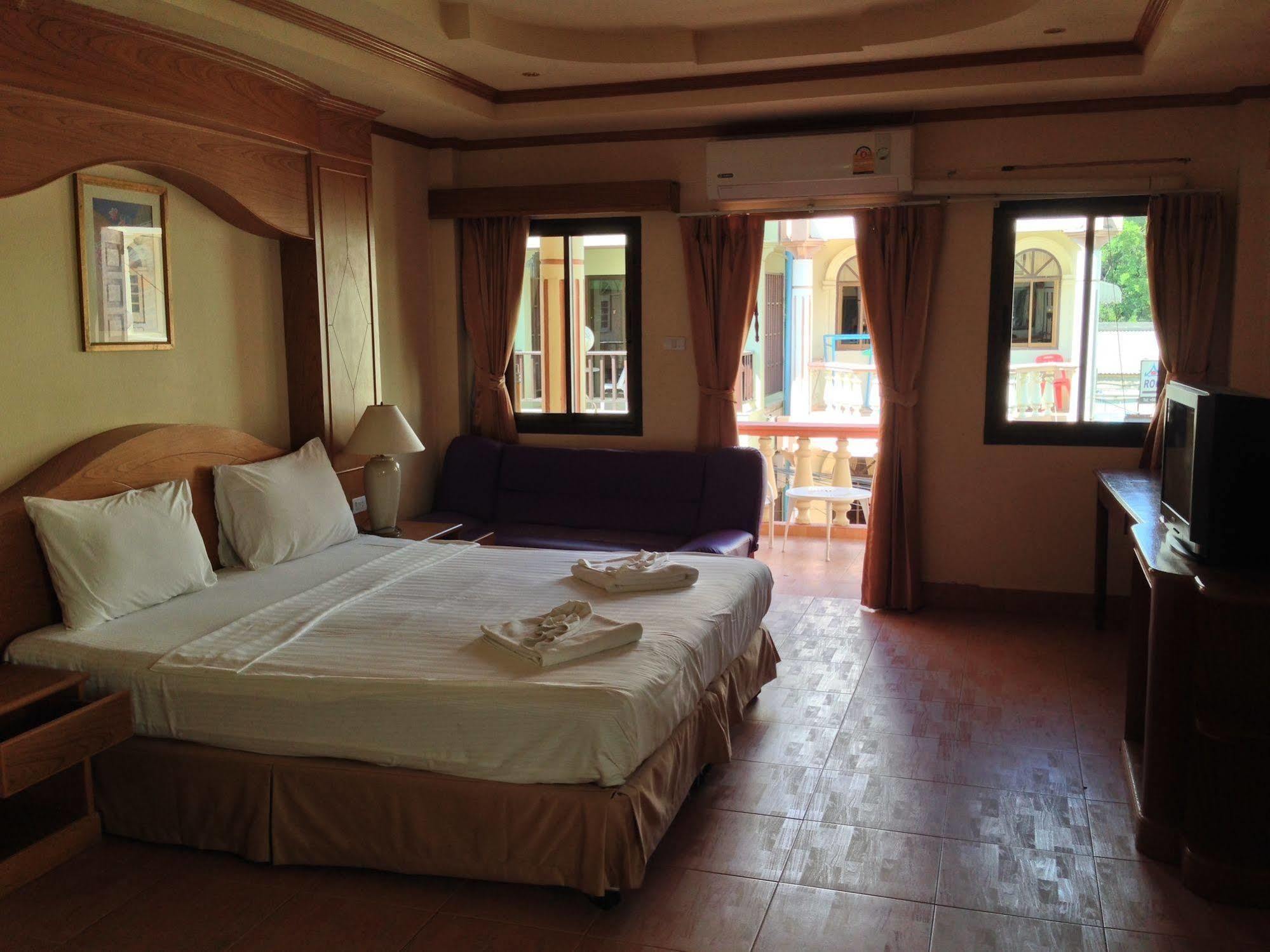 The House Patong Hotel Bagian luar foto