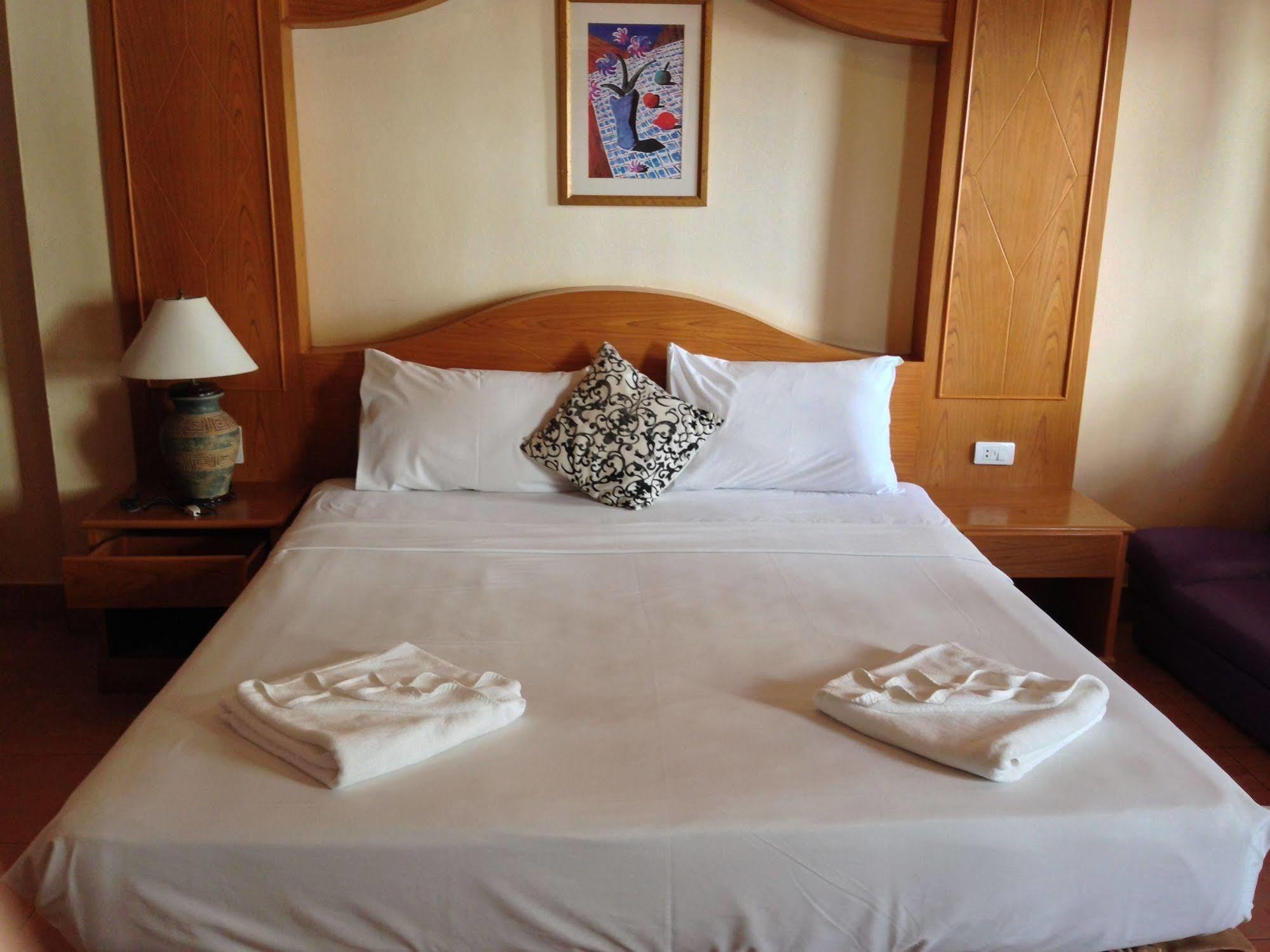 The House Patong Hotel Bagian luar foto