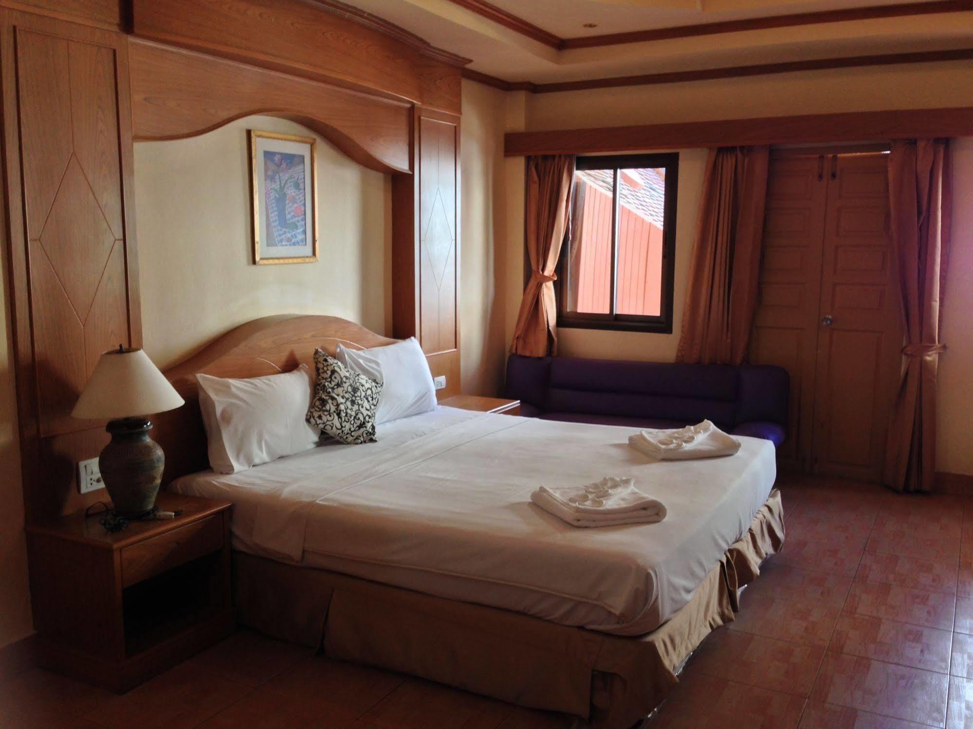 The House Patong Hotel Bagian luar foto