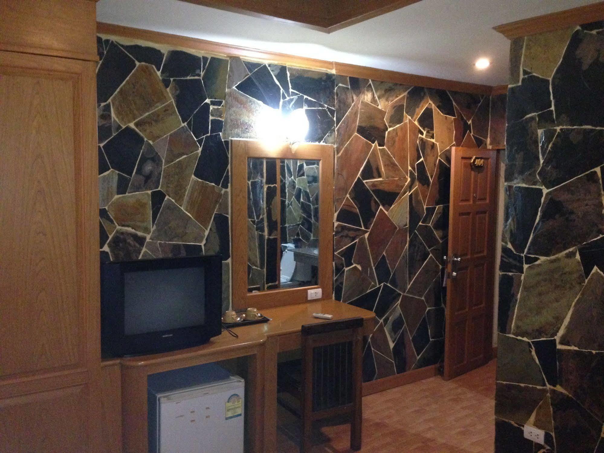 The House Patong Hotel Bagian luar foto
