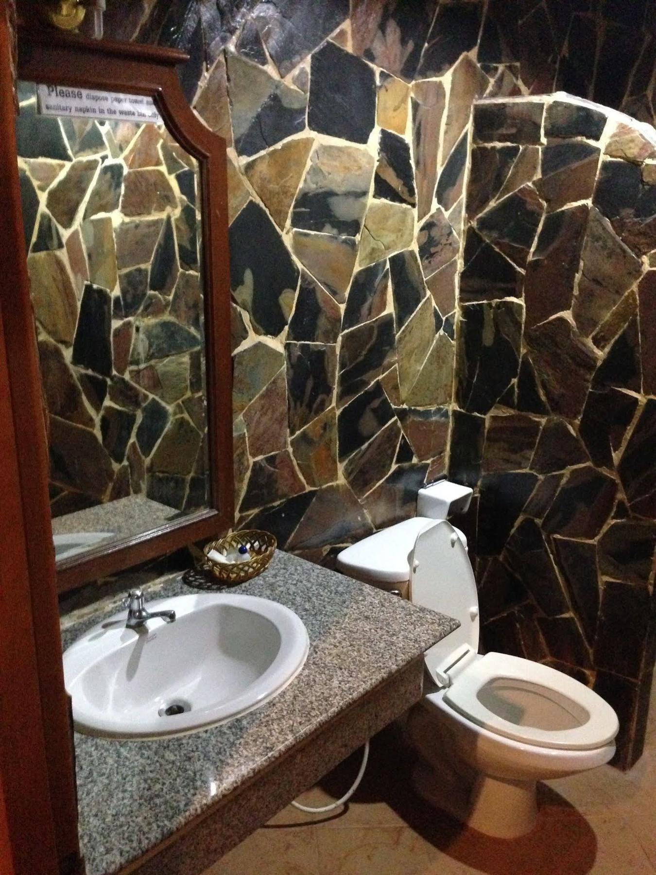 The House Patong Hotel Bagian luar foto
