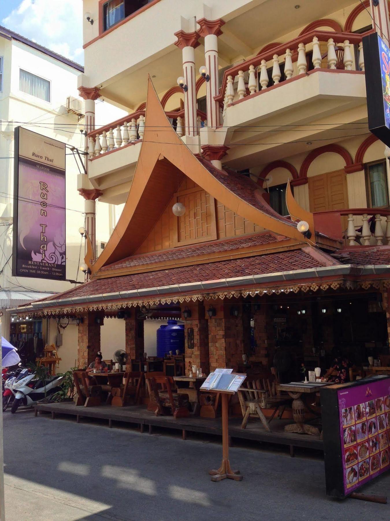 The House Patong Hotel Bagian luar foto