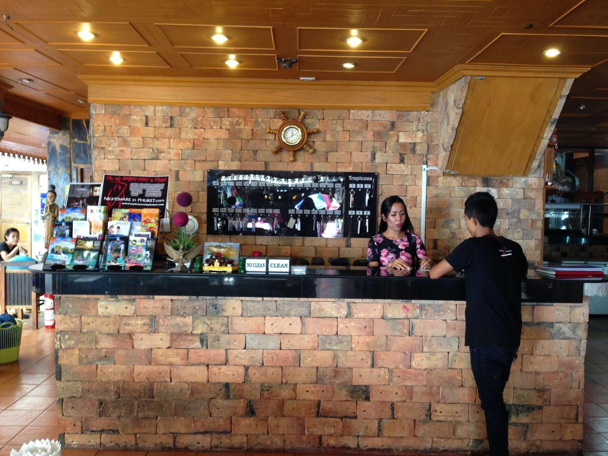 The House Patong Hotel Bagian luar foto