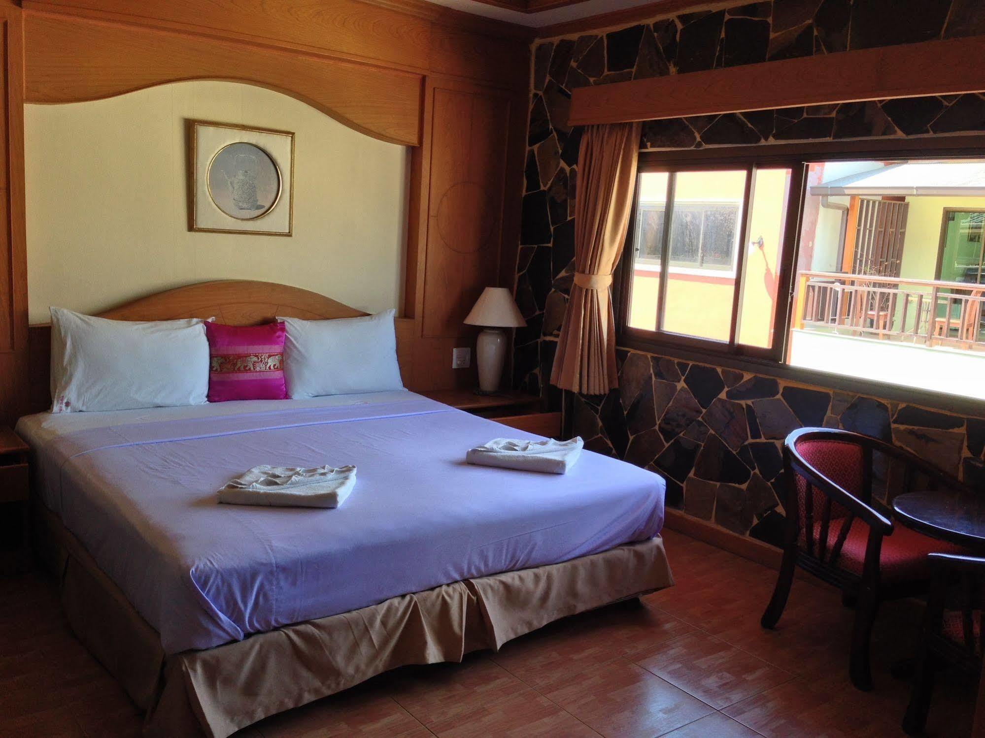 The House Patong Hotel Bagian luar foto