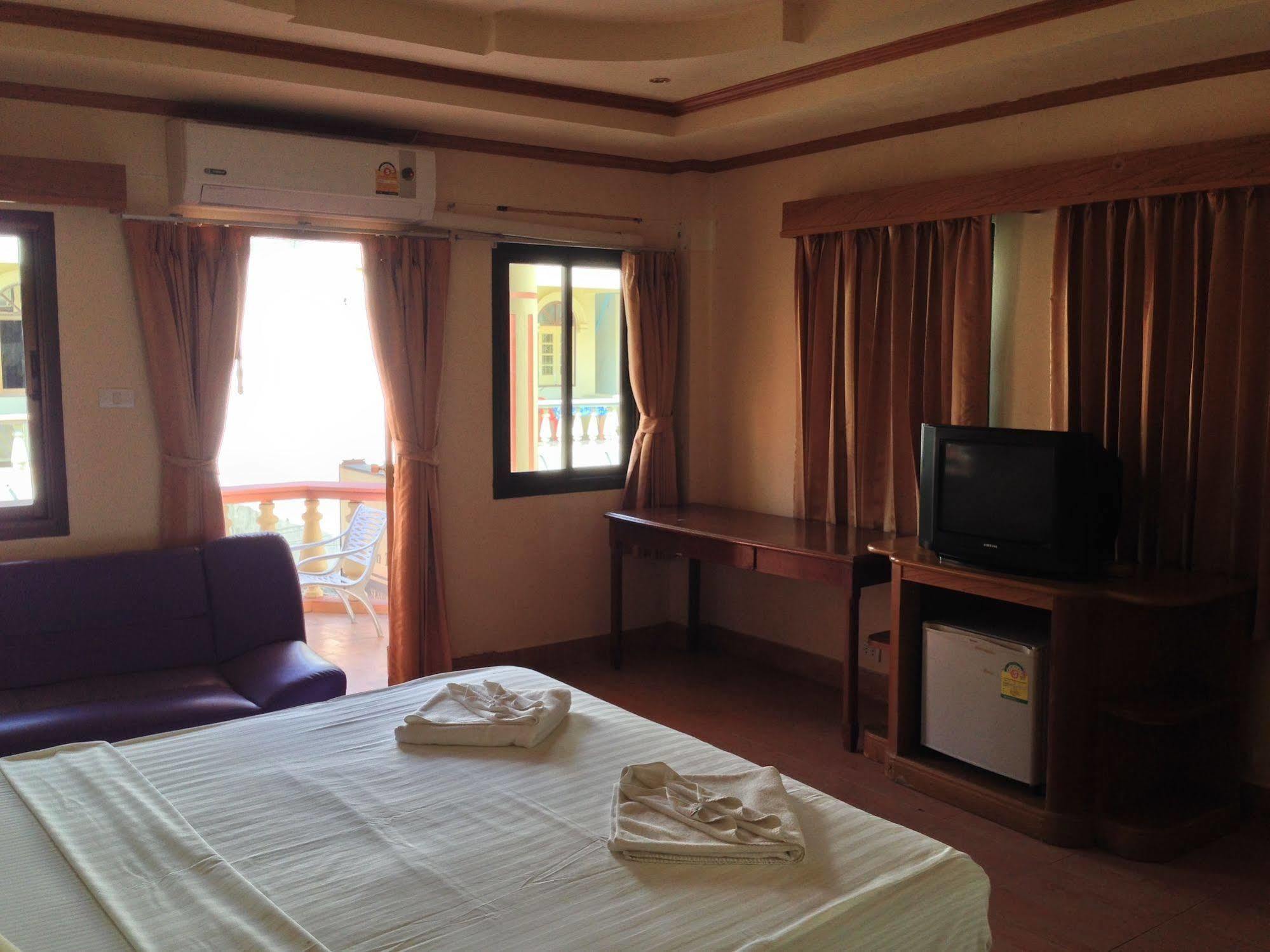 The House Patong Hotel Bagian luar foto