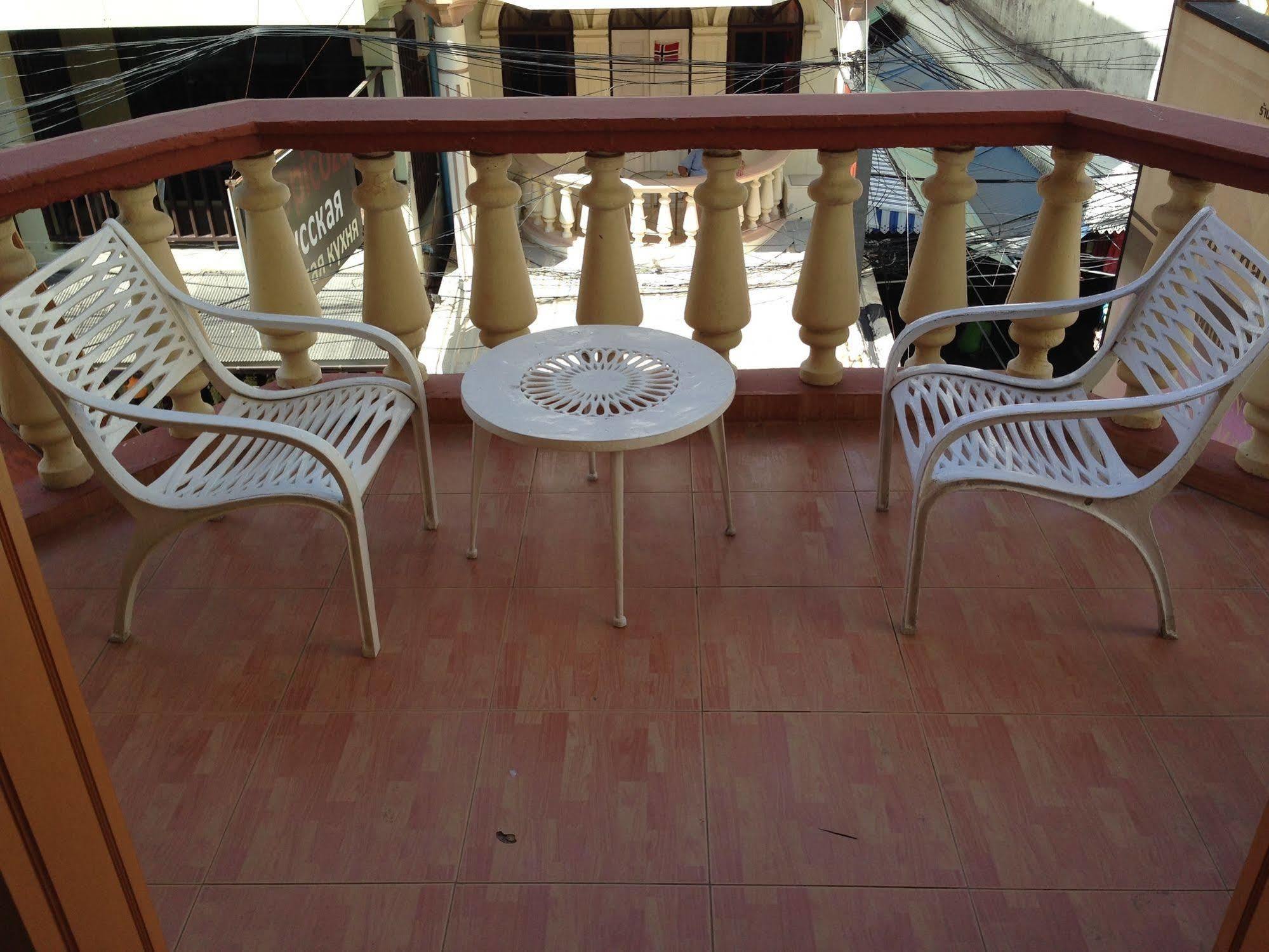 The House Patong Hotel Bagian luar foto