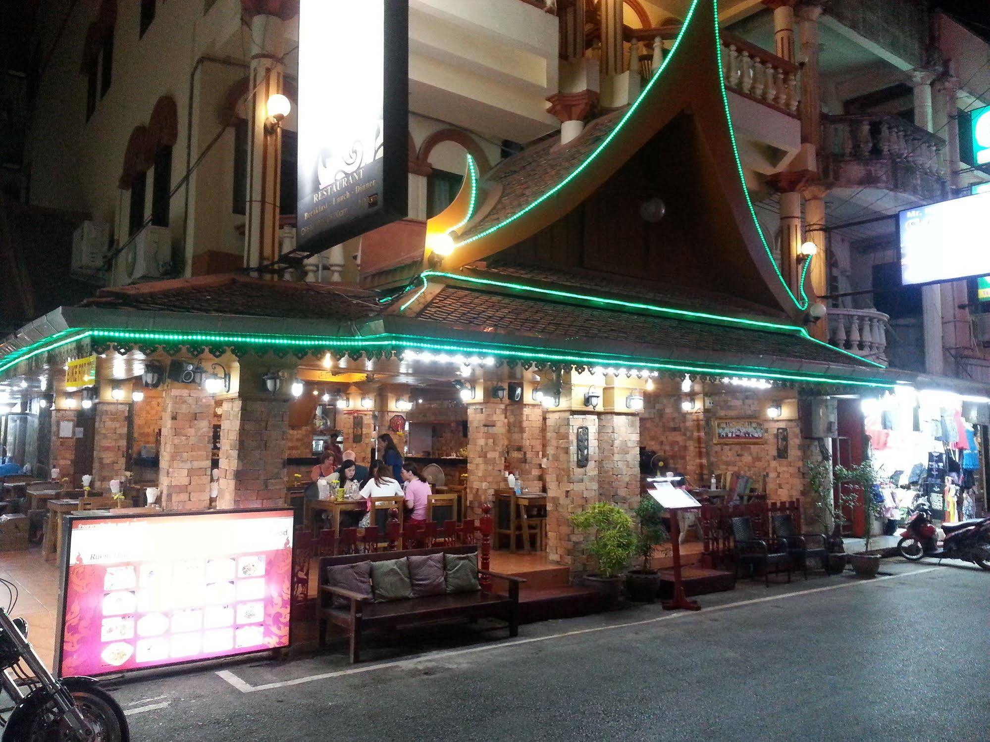The House Patong Hotel Bagian luar foto