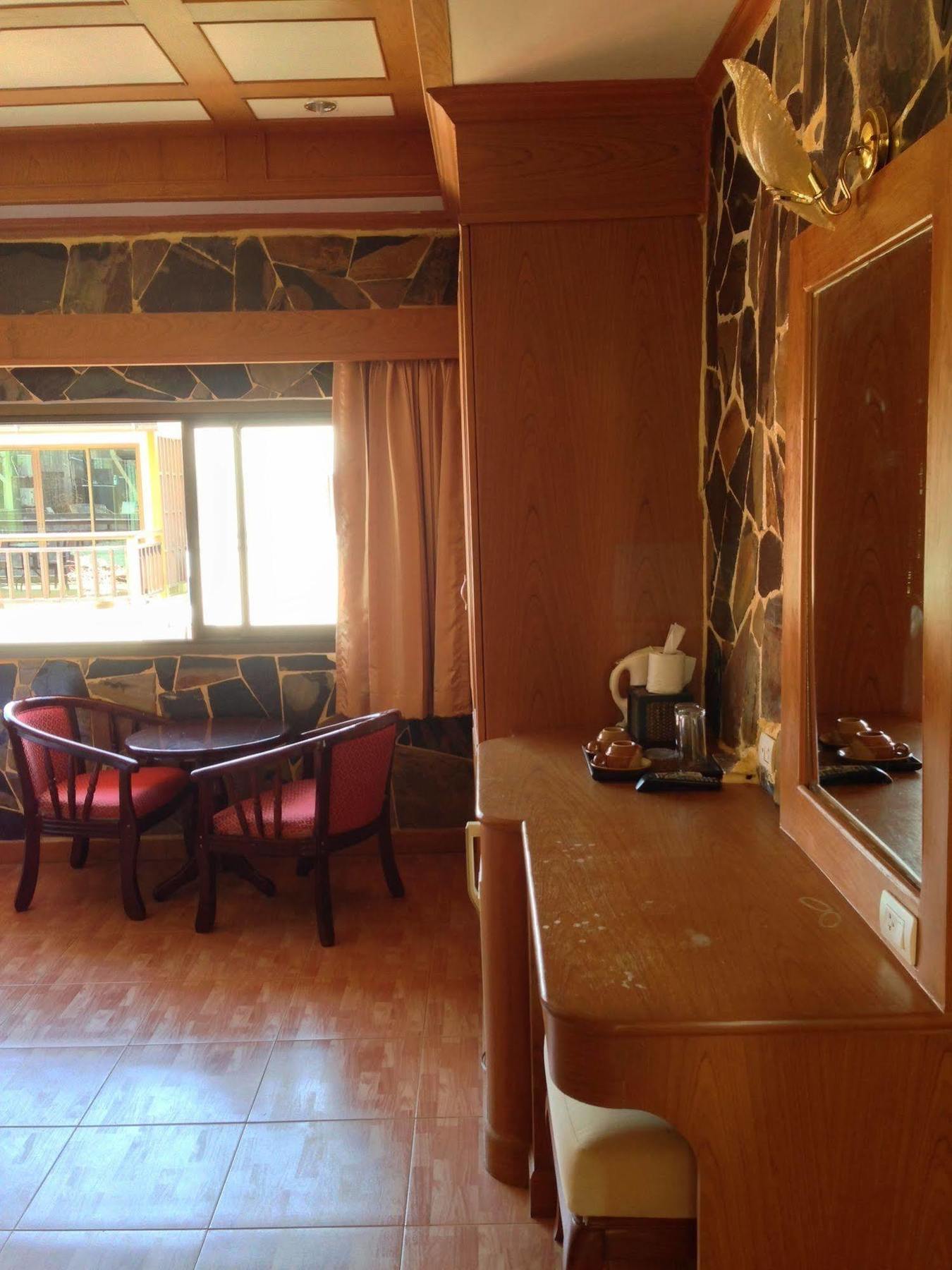 The House Patong Hotel Bagian luar foto