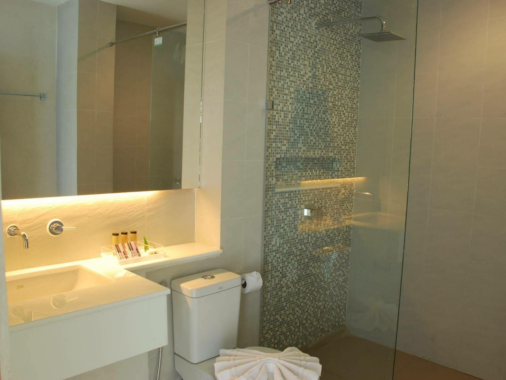 The House Patong Hotel Bagian luar foto