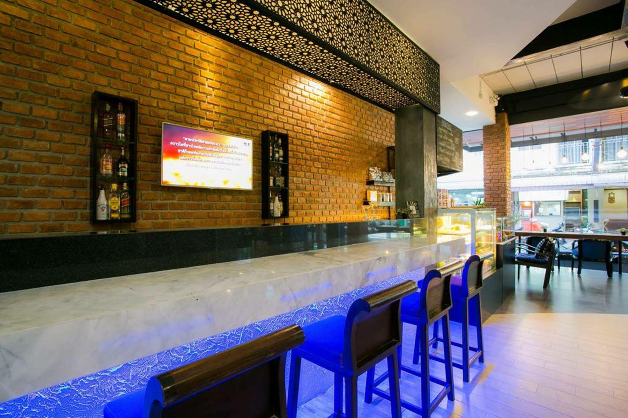 The House Patong Hotel Bagian luar foto