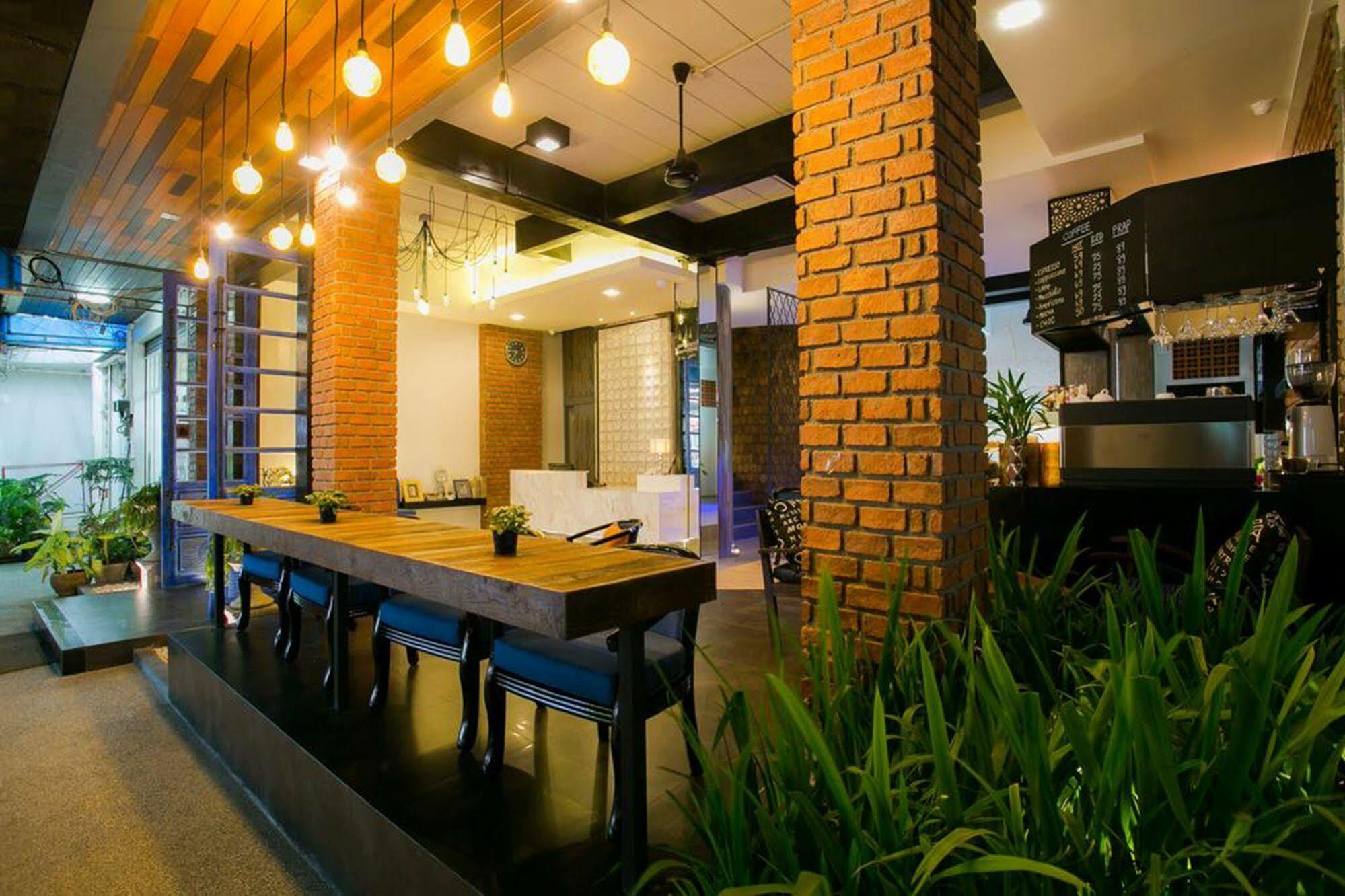 The House Patong Hotel Bagian luar foto